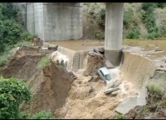 उत्तराखंड में सुबह से हो रही बारिश, जनपद टिहरी गढ़वाल के कीर्ति नगर में बारिश के कारण हुई हानि कार और पुल खतरे में।