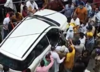 उत्तराखंड में भाजपा नेता को खूब लोगो ने दौड़ाया , नेता ने घर की तीसरी मंजिल पर चढ़कर बचाई जान देखे पूरा वीडियो