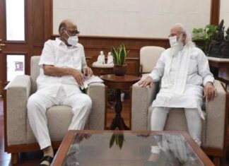NCP के मुखिया शरद पवार ने प्रधानमंत्री नरेंद्र मोदी से मुलाकात की है। दोनों के बीच ये मुलाकात करीब एक घंटे तक चली।