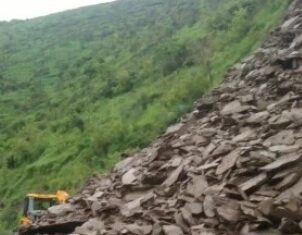 लक्ष्मणझूला- दुगड्डा मोटरमार्ग पर मागथा के पास आया मलबा