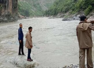उत्तराखंड के बागेश्वर में सरयू नदी में लगा दी महिला ने छलांग नदी का बहाव तेज़ रेस्क्यू जारी