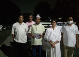 उठा सवाल : जब आप के कार्यकर्ताओं के खिलाफ बिजली के खंभों पर पोस्टर लगाने पर मुकदमें की कार्यवाही की गई ,और आप कार्यकर्ताओं को जेल भेजा गया वहीं अब सीएम धामी और पीएम मोदी के प्रचार के पोस्टर उसी खंभों पर लग रहे तो ,कार्यवाही क्यों नहीं ,ये दोहरा चरित्र क्यों