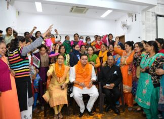 आंगनवाड़ी बहनों को सीएम पुष्कर सिंह धामी का दीपावली पर तोहफा