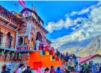 चारधाम यात्रा में श्रद्धालुओं का सैलाब उमड़ा है 21 लाख से अधिक तीर्थयात्रीयो ने किये चारधाम दर्शन