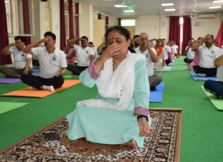 अंतरराष्ट्रीय योग दिवस के अवसर पर आज उत्तराखंड विधानसभा अध्यक्ष ऋतु खंडूडी भूषण ने विधान सभा भवन, देहरादून में विधानसभा के अधिकारियों एवं कर्मचारीयों के संग योगाभ्यास किया