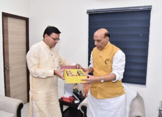 मुख्यमंत्री पुष्कर ने केंद्रीय रक्षा मंत्री राजनाथ सिंह से की शिष्टाचार भेंट, अग्निपथ योजना के संबंध में मुख्यमंत्री ने केंद्रीय रक्षा मंत्री को पूर्व सैन्य अधिकारियों द्वारा दिये गये सुझाव / विचार संज्ञानार्थ सौंपे।