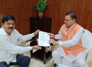 उत्तराखंड के ठंडे मौसम में सियासत गरम : गोदियाल ने सीएम धामी को सौंपा मांग पत्र कहा मुझ पर और कैबिनेट मंत्री धनसिंह रावत पर लगे आरोप की जांच सेवानिवृत्त न्यायाधीशों वाली समिति से कराई जाये, वरना आपके आवास के बाहर बैठूंगा धरने पर