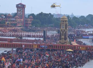 धामी है तो मुमकिन है : मुख्यमंत्री धामी के निर्देश पर कांवड़ यात्रियों पर हेलीकाप्टर से की गयी पुष्प वर्षा
