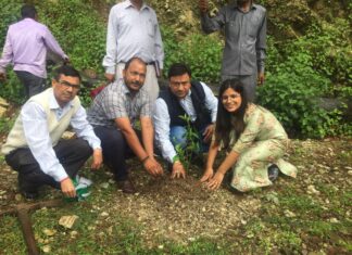 प्रमुख महेन्द्र राणा, जिलाधिकारी पौडी डा0 जोगदांडे, मुख्य विकास अधिकारी अपूर्वा पाण्डे द्वारा हरेला कार्यक्रम के अन्तर्गत फल-पौध रोपण कार्य किया गया फिर हुई बैठक में विभागवार की गई समीक्षा पढे पूरी रिपोर्ट