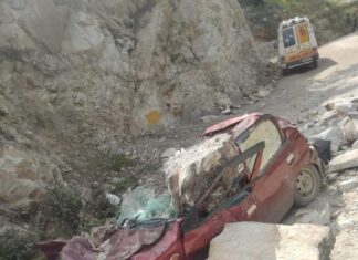 उत्तराखंड के कर्णप्रयाग-ग्वालदम हाईवे से गुजर रही कार के ऊपर गिरी चट्टान, हादसे में पति पत्नी की मौत