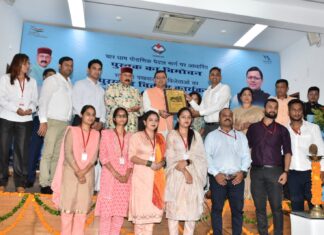 मुख्यमंत्री ने चारधाम यात्रा के पौराणिक पैदल मार्ग पर आधारित डॉक्यमेंट्री फिल्म व पुस्तक ‘‘वॉकिंग टू द गॉड’’ का किया विमोचन
