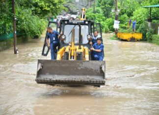 उत्तराखंड में आई आपदा के बाद मुख्यमंत्री पुष्कर सिंह धामी लगातार बचाव और राहत के मोर्चे पर डटे रहे