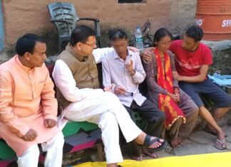 मुख्यमंत्री पुष्कर सिंह धामी ने आज पौड़ी के श्रीकोट में अंकिता भंडारी के परिजनों से मुलाकात की और भरोसा दिलाया कि पूरी सरकार उनके साथ खड़ी है। मुख्यमंत्री ने कहा कि फास्ट ट्रेक कोर्ट में सुनवाई कराते हुए अंकिता के हत्यारों को कड़ी से कड़ी सजा दिलाई जाएगी।