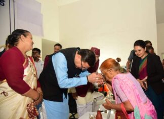 मुख्यमंत्री ने किया जनप्रतिनिधियों से संवाद बोले हम सब जनप्रतिनिधि जनता के प्रति जिम्मेदार लोग हैं, सबका दायित्व है कि अपने कर्तव्यों का निर्वहन पूर्ण मनोयोग से करें।
