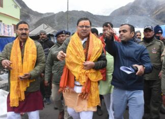 बर्फ़बारी के बीच केदारनाथ धाम पहुँचे सीएम धामी, निर्माणकार्यों का लिया जायज़ा*