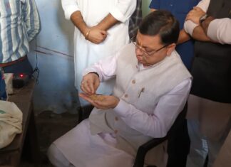 खटीमा पहुंचते ही सीएम पुष्कर सिंह धामी ने धान मण्डी का औचक निरीक्षण किया
