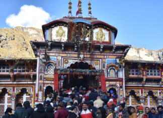 मुख्यमंत्री पुष्कर सिंह धामी बुधवार को सुबह बद्रीनाथ धाम पहुंचे. बद्रीनाथ मंदिर में भगवान बद्री विशाल के दर्शन व पूजा करते हुए सीएम ने प्रदेश की सुख समृद्धि एवं खुशहाली के लिए प्रार्थना की