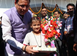 मुख्यमंत्री पुष्कर सिंह धामी के निजी आवास पर बङी संख्या में लोगों ने मुख्यमंत्री से भेंट कर उन्हें दीपावली की हार्दिक बधाई तथा शुभकामनाएं दी। राज्य के विभिन्न क्षेत्रों से नगला तराई पहुंचे सभी व्यक्तियों से मुख्यमंत्री ने मुलाकात की और उन सभी का हाल जाना।