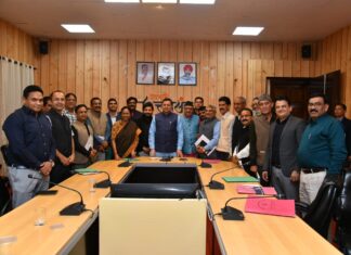 मुख्यमंत्री पुष्कर सिंह धामी से शनिवार को मुख्यमंत्री आवास में उत्तराखण्ड अधिकारी कर्मचारी शिक्षक समन्वय समिति के सदस्यों ने भेंट कर उन्हें अपनी समस्याओं से अवगत कराया।