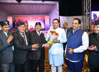 धामी ने रविवार को गढ़ भवन बेल रोड क्लेमेंटाउन देहरादून में गढ़वाल भातृ मंडल संस्था द्वारा आयोजित ‘गढ़ कौथिग मेला-2022’ में प्रतिभाग किया। इस अवसर पर उन्होंने ‘ समलौंण’ नामक पुस्तक का विमोचन भी किया।