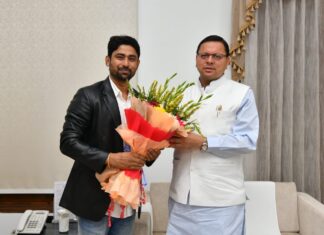 धामी से आज मुख्यमंत्री आवास में दूरदर्शन के लोकप्रिय धारावाहिक जय भारती में मुख्य किरदार निभा रहे ऋषिकेश के मनमोहन तिवारी ने शिष्टाचार भेंट की। इस दौरान मुख्यमंत्री धामी ने उनके अभिनय को सराहा।