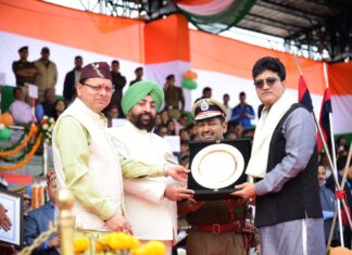 उत्तराखण्ड राज्य स्थापना दिवस के अवसर पर बुधवार को रेसकोर्स स्थित पुलिस लाईन में आयोजित मुख्य कार्यक्रम में राज्यपाल लेफ्टिनेंट जनरल गुरमीत सिंह (से. नि) एवं मुख्यमंत्री पुष्कर सिंह धामी ने प्रतिभाग किया।