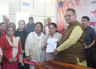 फोटो: काबीना मंत्री गणेश जोशी को ज्ञापन सौंपती ग्राम प्रधान गल्जवाड़ी लीला शर्मा।