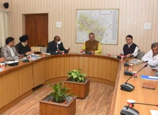 फोटो: सचिवालय परिसर स्थित एफ०आर०डी०सी० में अधिकारियों के साथ बैठक करते मंत्री जोशी