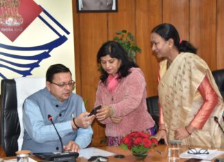मुख्यमंत्री पुष्कर सिंह धामी ने शनिवार को सचिवालय में उत्तराखंड पुलिस एप के अन्तर्गत सरकारी एवं गैरसरकारी कार्यालयों संस्थानों में कार्यरत महिलाओं के लिए स्व रजिस्ट्रेशन सुविधा का शुभारंभ किया।