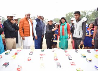 खेल हमें सिखाता है अनुशासन, धैर्य-रेखा आर्या खेल मंत्री ने खेलकर बढ़ाया बच्चों का हौसला