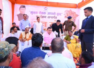 मुख्यमंत्री धामी ने टनकपुर मुख्यमंत्री कैम्प कार्यालय में मुख्य सेवक आपके द्वार’ के अंतर्गत ‘ जन संवाद’ कार्यक्रम में प्रतिभाग करते हुए जनता की समस्याएं सुनी।