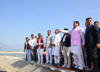 मुख्यमंत्री ने टनकपुर स्थित शारदा घाट पहुंचकर सिंचाई विभाग द्वारा कराए जा रहे बाढ़ नियंत्रण कार्यों का स्थलीय निरीक्षण किया