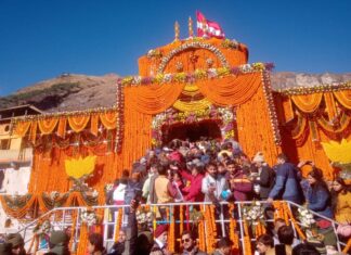 कपाट बंद होने के अवसर पर मंदिर को फूलों से सजाया गया। गढ़वाल स्काउट के बैंड की भक्तिमय स्वर लहरियों के बीच पांच हज़ार से अधिक श्रद्धालु कपाट बंद होने के साक्षी बने।
