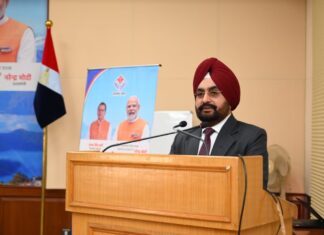 मुख्य सचिव ने कहा कि कई बार देखने में आता है कि अफसर फैसले लेने से डरते हैं और यस के बजाए नो कहने में अधिक दिलचस्पी लेते हैं। उन्होंने कहा कि ऐसी सोच रखने वाले नौकरशाहों को स्वैच्छिक रिटायरमेंट ले लेना चाहिए।