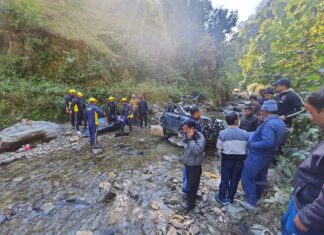 उत्तराखंड के अल्मोड़ा जिले के शेराघाड रोड लिगुडता मोड के पास एक बारात की गाड़ी 100 मीटर निचे गहरी खाई में गिर गई. जिसके बाद एसडीआरएफ रेस्क्यू टीम ने घटनास्थल पर रेस क्यू किया