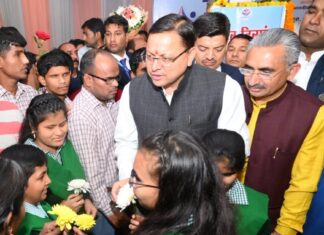 विश्व दिव्यांग दिवस के अवसर पर मुख्यमंत्री ने 32 दिव्यांगजनों को किया सम्मानित। दिव्यांगजनों को राज्य स्तरीय दक्षता पुरस्कार की धनराशि 05 हजार से बढ़ाकर 08 हजार दी जायेगी।