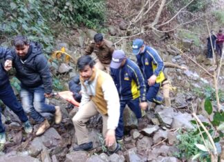 आज दिनाँक 05 दिसम्बर 2022 को थाना सतपुली द्वारा एसडीआरएफ को सूचना प्राप्त हुई कि कुलाड़ बैंड के पास एक वाहन (UK15C 2901) अनियंत्रित होने से लगभग 150 मीटर गहरी खाई में दुर्घटनाग्रस्त हो गया है।