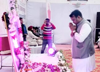 सिद्धार्थ उमेश अग्रवाल ने आज पूर्व भाजपा विधायक, वरिष्ठ भाजपा नेता एवं विधानसभा अध्यक्ष स्व० हरबंस कपूर जी की प्रथम पुण्यतिथि के अवसर पर श्रद्धाँजलि कार्यक्रम् में सहभाग कर श्रद्धासुमन समर्पित करी।
