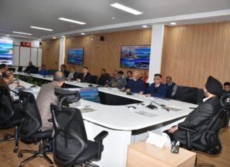 मुख्य सचिव ने अधिकारियों को निर्देश दिए कि प्रदेश के सभी लोगों विशेषकर बुजुर्ग एवं दिव्यांग व्यक्तियों का आधार बनवाए जाने हेतु अभियान चलाया जाए।