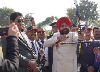 पुलिस लाइन देहरादून में उत्तराखंड पुलिस द्वारा आयोजित 11वीं अखिल भारतीय पुलिस तीरंदाजी चैंपियनशिप 2022 के समापन समारोह की शुरुआत में खिलाड़ियों के द्वारा मार्च पास्ट एवं तीरंदाजी प्रदर्शन कर कार्यक्रम के मुख्य अतिथि माननीय राज्यपाल लेफ्टिनेंट जनरल (रिटायर्ड) गुरमीत सिंह का भव्य स्वागत किया गया l