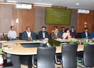 मुख्य सचिव ने अधिकारियों को इस योजना को बढ़ावा दिए जाने के निर्देश देते हुए पैक्स के मजबूतीकरण और जीवंत बनाने के लिए योजना तैयार करने के निर्देश दिए।