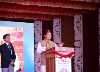 मुख्यमंत्री धामी विद्यालय के छात्र छात्राओं के उज्जवल भविष्य की कामना करते हुए विद्यार्थियों को अपने जीवन का लक्ष्य निधार्रित करने तथा अथक परिश्रम के साथ जीवन में सफलता हासिल करने को कहा