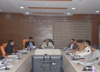 उत्तराखंड : प्रशासन द्वारा शीतलहर से आम जनमानस के बचाव के लिए हर संभव व्यवस्थाएं सुनिश्चित की जा रही है। प्रत्येक जनपद को शीतलहर से बचाव हेतु आवश्यक व्यवस्थाएं जुटाने हेतु 10 लाख रूपये का अतिरिक्त बजट दिया जा रहा है