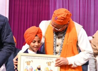 मुख्यमंत्री धामी ने शहीद ऊधम सिंह को नमन करते हुए कहा कि शहीद ऊधम सिंह महान क्रांतिकारी थे, जिन्होंने जलियांवाला बाग़ हत्याकांड के दोषी जनरल ओ डायर को इंग्लैंड में जाकर सभा के सामने मौत के घाट उतार।