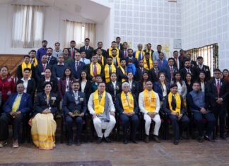 मुख्यमंत्री पुष्कर सिंह धामी ने सोमवार को मुख्यमंत्री आवास स्थित मुख्य सेवक सदन में सिक्स सिग्मा हैल्थ केयर-हाई एल्टीट्यूड मेडिकल सर्विसेज के चिकित्सकों को सम्मानित किया।