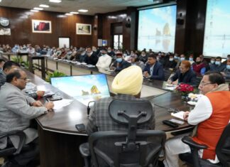 मुख्यमंत्री धामी ने सचिवालय में सुराज, सुशासन, सरलीकरण एवं समाधान’ के संबंध में अनुभाग अधिकारियों के साथ चर्चा बैठक में प्रतिभाग किया। मुख्यमंत्री ने कहा कि सचिवालय प्रदेश का दर्पण है। यहीं से प्रदेश की दशा, दिशा एवं व्यवस्थाओं का नीति निर्धारण होता है। अनुभाग अधिकारी सचिवालय की महत्वपूर्ण कड़ी में शामिल होते हैं।