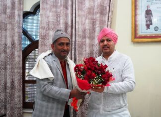 सूचना आयुक्त योगेश भट्ट श्री दरबार साहिब की आभा को देखकर हुए अभिभूत.. श्रीमहंत देवेन्द्र दास जी महाराज जी से लिया आशीर्वाद