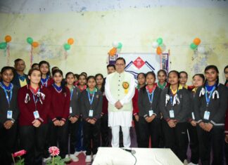 थारू राजकीय इण्टर कॉलेज पहुंचे सीएम धामी बच्चों के बीच स्कूली दिनों को याद कर हुए भावुक हुए
