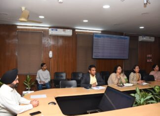 मुख्य सचिव ने कहा कि प्रदेश के दूरस्थ क्षेत्रों में स्वास्थ्य सुविधाएं उपलब्ध कराए जाने हेतु मोबाइल हेल्थ सुविधाएं और टेलीमेडिसिन को अधिक से अधिक बढ़ावा दिया जाए