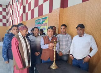 आज विकासखण्ड मुख्यालय द्वारीखाल में आत्मा परियोजना द्वारा कृषक गोष्ठी का प्रमुख द्वारीखाल महेन्द्र राणा ने दीप प्रज्वलित कर उद्घाटन किया।